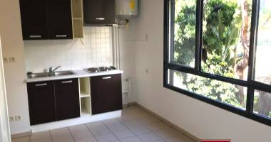 a vendre beau f1 au calme - loué - bas des rampes de st franço