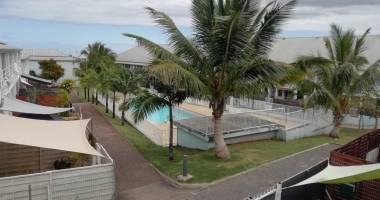 À vendre : maisonnette t3 duplex (62 m²) à la ligne des bambous, avec piscine, terrasse, balcon, et jardinet