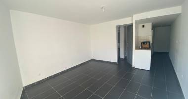 vente d'un appartement t2 (35 m²) situé au 3ème étage avec ascenseur à le tampon, construction 2006.