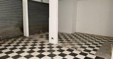 vente d'un local commercial de 50 m² à saint-pierre, idéal rénovation avec gros potentiel et à proximité immédiate de la gare routière.