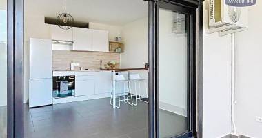 vente d'un appartement t2 de 40 m² avec varangue de 14 m², au 1er étage dans une résidence sécurisée, incluant un parking en sous-sol.