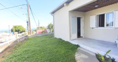 bel appartement t2 de 34,22 m2 à petite-ile avec vue mer et montagne.