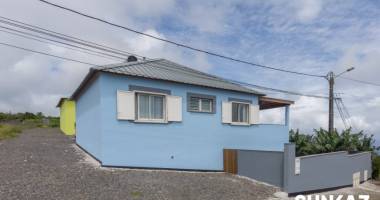a louer à petite ile - maison f4 meublée de 65 m² - loyer 1 0