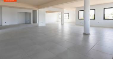 saint-pierre centre ville - local neuf de 213 m² - loyer 4 47