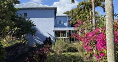 grande maison/bâtiment de 400 m² situé juste au dessus de la maison cadeau de type f15+ en r+1+combles + un bungalow de 20 m², le tout implanté sur 2830 m² de terrain.