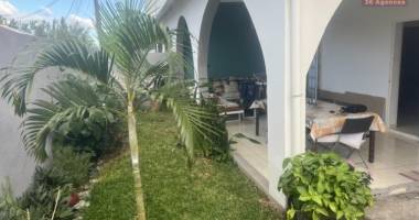 a louer villa f4 mitoyenne sur etang sale les bains.