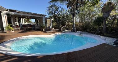 magnifique villa f5/6 + studio indépendant, d'une surface habitable de 165 m² (200 m² utiles) à 245 m d'altitude, vue mer, avec piscine chauffée et carport.