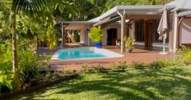 villa de plain-pied avec piscine et vue mer dans un écrin de verdure de 12 000 m²