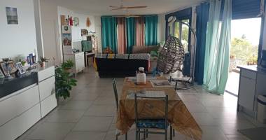 a vendre maison f3 de plain pied de 174 m2 de surface avec vue mer a l'etang st leu