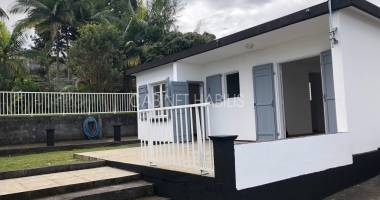 a louer - maison de type t2 d'environ 46,67 m2 - petite-ile - 725 €