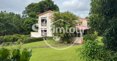 gourbeyre, villa t5 avec terrasse , double garage sur un grand terrain