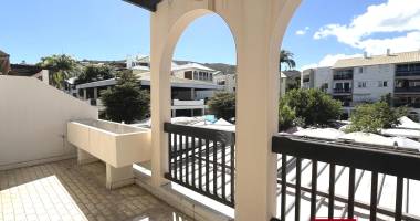 a vendre - f3 libre avec parking saint gilles les bains - place