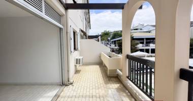 a vendre - f3 libre avec parking saint gilles les bains - place