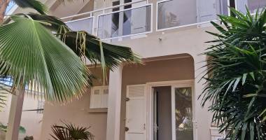 grande maison a etage avec terrasse et vue  proche lycee bois de nefles et clinique ste clotilde