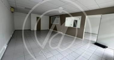a louer 1 508€ ht + 160€ de charges  - local commercial de 90m² - jarry, 97122 baie-mahault