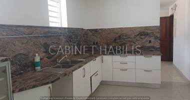 À louer - maison de type t5 d'environ 410,87 m2 - saint-benoit - 4 172,00 €