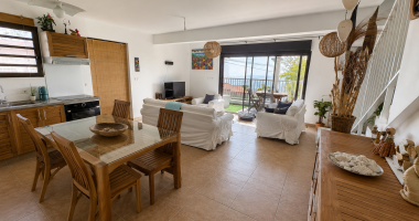 À vendre   villa avec piscine et belle vue mer à bellemène st paul