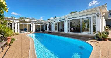 villa f8 avec piscine, kiosque et cuisine d’ÉtÉ – saint-pierre