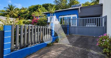 maison f3/f4 de plain-pied à petite-Île hyper-centre sur terrain d'environ 800 m² avec garage