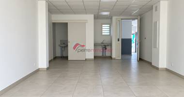 local professionnel neuf avec patio