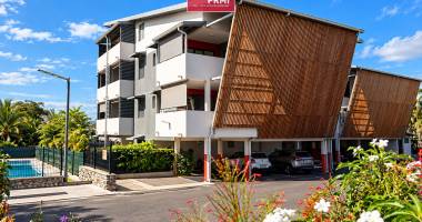 etang sale - appartement t4  dernier étage dans résidence avec piscine