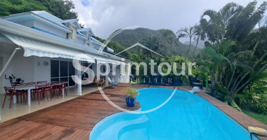 À louer à rivière sens (gourbeyre)   superbe villa avec piscine et vue mer panoramique