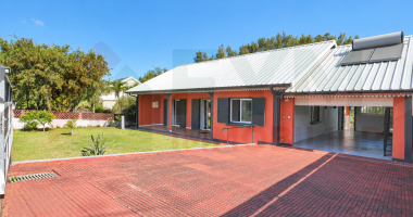 À louer   villa f3 non meublÉe avec jardin et grand garage fermÉ  petite-Île   centre-ville