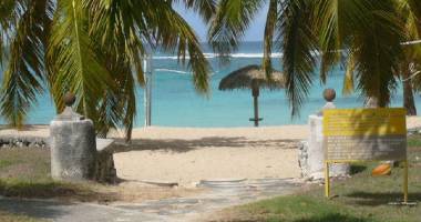 st francois anse des rochers. appt t1 au sein d'une tres belle residence. vaste parc tropical. grande ...