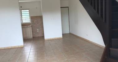 maison f3 sur 2 niveaux - grande montée, sainte-marie - lotissement calme
